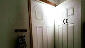 Pintu rumah jadi cetakan salju yang tebal. Foto: Boredpanda