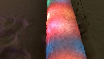 Cantiknya, warna-warni salju yang jatuh di atas lampu natal  Foto: Boredpanda