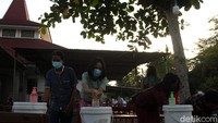 Selain itu, jemaat yang hendak mengikuti misa Natal di Gereja St. Thomas diimbau untuk mencuci tangan sebelum memasuki gereja.