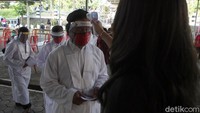 Para jemaat yang akan mengikuti misa Natal pun akan terlebih dahulu diperiksa suhu tubuhnya sebelum memasuki gereja.