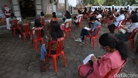 Posisi tempat duduk para jemaat pun diatur sedemikian rupa agar mematuhi protokol kesehatan yakni jaga jarak.