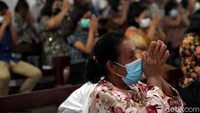 Para jemaat yang hendak mengikuti misa Natal pun diwajibkan untuk mematuhi protokol kesehatan.
