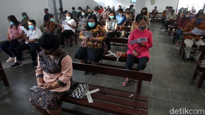 Gelar Misa Natal Tatap Muka, Gereja Yogya Terapkan Protokol Kesehatan Gereja St. Thomas, Yogyakarta, menggelar misa Natal secara tatap muka. Misa Natal itu digelar dengan terapkan protokol kesehatan.