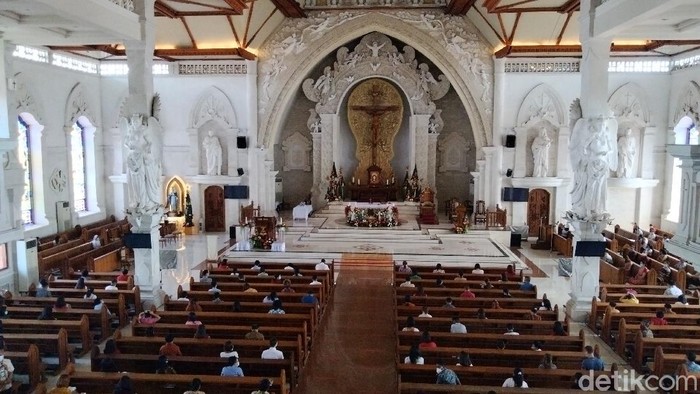Dibatasi, Jemaat Misa Natal Gereja Katedral Denpasar Mulai Berdatangan