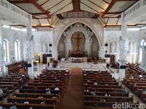 Dibatasi, Jemaat Misa Natal Gereja Katedral Denpasar Mulai Berdatangan