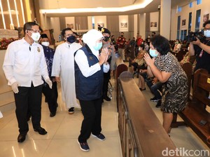 Pantau Misa di Sidoarjo, Khofifah: Harus Jaga Jarak Tapi Hati Tak Boleh Berjarak