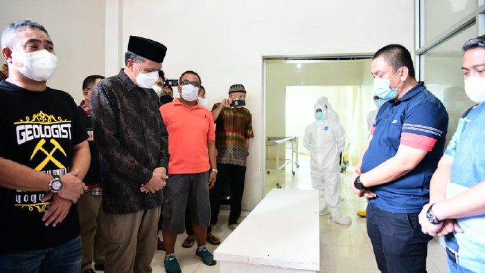 Gubernur Sulsel Nurdin Abdullah melepas jenazah Bupati Luwu Timur Thoriq Husler (dok. Istimewa).