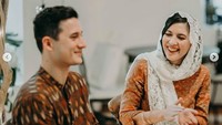 Wajah semringah Hannah Al Rashid dan Nino Fernandez di salah satu foto pernikahan yang mereka bagikan. (dok. Instagram Hannah Al Rashid)