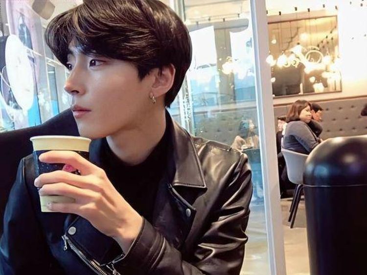 Si Tampan Hwang In Yeop True Beauty yang Suka Ngopi