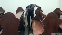 Pemeriksaan dilakukan polisi menggunakan cermin dan metal detektor untuk memastikan tidak adanya hal-hal yang mengganggu dan membahayakan jemaat di dalam gereja.