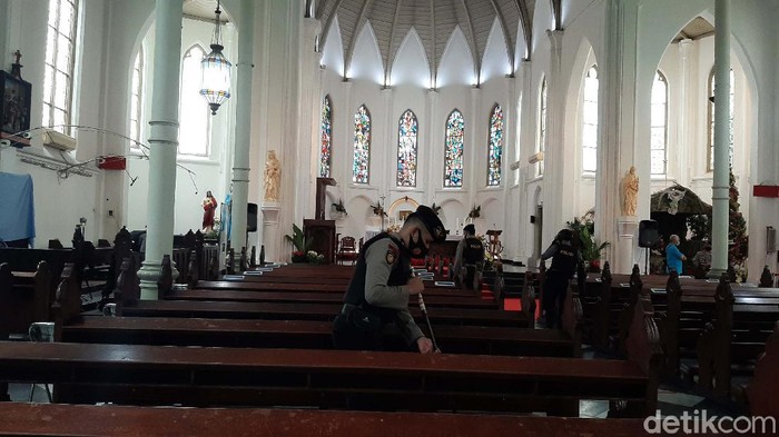 Kepolisian melakukan sterilisasi terhadap gereja-gereja di Kota Bogor yang gelar misa Natal secara langsung. Salah satunya Gereja Katedral di Jalan Kapten Muslihat.