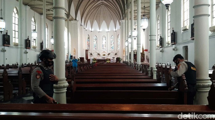 Jelang Natal, Polisi Lakukan Sterilisasi Gereja di Bogor Kepolisian melakukan sterilisasi terhadap gereja-gereja di Kota Bogor yang gelar misa Natal secara langsung. Salah satunya Gereja Katedral di Jalan Kapten Muslihat.