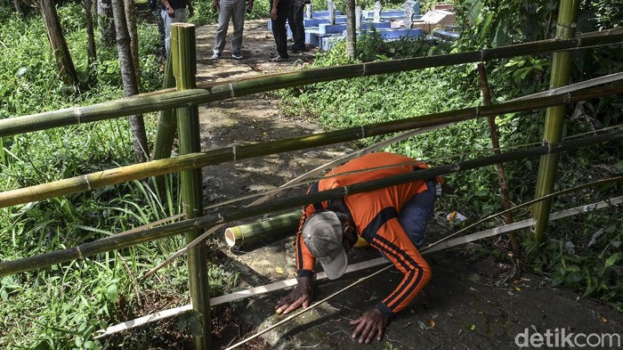 Kalah Pilkades, Akses Jalan ke TPU di Ciamis Ini Ditutup Jalan menuju tempat pemakaman umum di Kabupaten Ciamis ditutup bambu. Penutupan dilakukan oleh pemilik tanah yang kalah dalam Pilkades serentak 19 Desember lalu