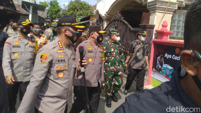 Kapolda Metro dan Pangdam Jaya kunjungi kampung tangguh di Jaktim.