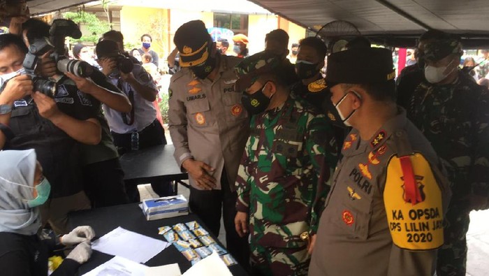 Kapolda Metro Jaya, Irjen Fadil Imran dan Pangdam Jaya Mayjen TNI Dudung Abdurrachman cek swab antigen gratis di Stasiun Pasar Senen