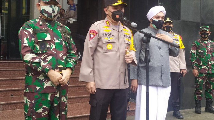 Kapolda Metro Jaya Irjen M Fadil Imran dan Pangdam Jaya Mayjen TNI Dudung Abdurachman melepas rombongan patroli skala besar di Gedung Promoter, Polda Metro Jaya, Jakarta. (Luqman Arunata/detikcom)
