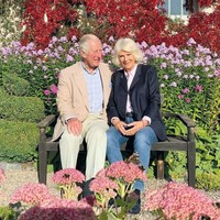 Pangeran Charles dan Camilla juga tak ketinggalan menguggah kartu Natal 2020. Prince of Wales dan Duchess of Cornwall tampil mesra, duduk berdampingan di tengah kebun penuh bunga. Keduanya pun kompak memakai setelan blzer dan celana. Foto: Instagram