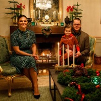 Masih dari Kerajaan Swedia, yakni Putri Mahkota Victoria dan Pangeran Daniel. Mengenakan busana semi formal, mereka berfoto bersama kedua anaknya, Putri Estelle dan Pangeran Oscar di Istana Haga, Stockholm. Foto: Instagram