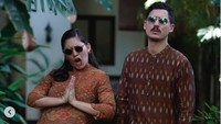 Keduanya tampak kompak mengenakan busana bergaya dan berwarna senada di momen lebaran. Tak ketinggalan, kompak tampil bergaya nyeleneh. (Instagram Hannah Al Rashid)
