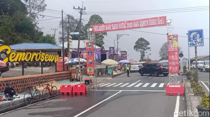 Puluhan kendaraan memilih putar balik di Cemoro Sewu Magetan. Mereka keberatan saat diminta rapid test di pos pelayanan pengamanan Natal dan tahun baru (Nataru).
