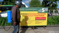 Penyemprotan disinfektan diawali dari depan Hotel Grand Inna Malioboro. Selanjutnya menyisir dengan berjalan kaki ke sisi selatan hingga Titik Nol Kilometer. Aksi disinfeksi ini dilakukan merata di sisi barat maupun timur jalan.
