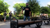 Oleh karena itu, guna menekan kasus penyebaran virus Corona di Kota Pelajar tersebut sejumlah tindakan preventif pun dilakukan. Selain mengimbau masyarakat untuk menerapkan protokol kesehatan, penyemprotan disinfektan pun dilakukan di sejumlah kawasan termasuk Malioboro.