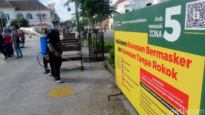 Kawasan Malioboro Yogyakarta disemprot disinfektan. Hal itu dilakukan guna cegah Corona karena kawasan tersebut kerap dikunjungi wisatawan saat libur panjang.
