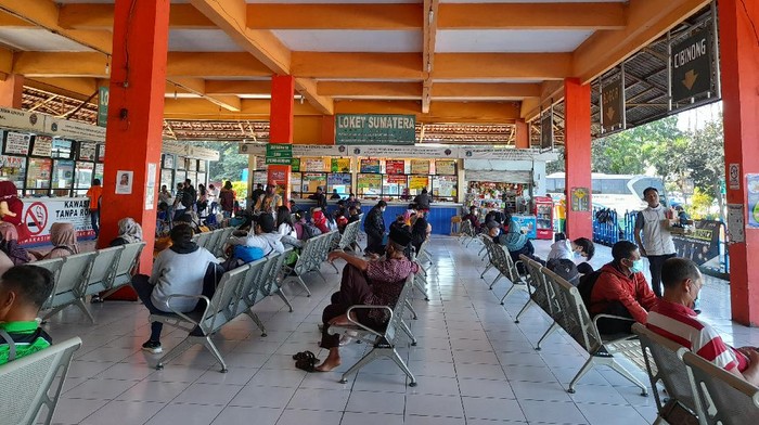 Libur Natal dan Tahun Baru, Penumpang Mulai Berdatangan di Terminal Kampung Rambutan