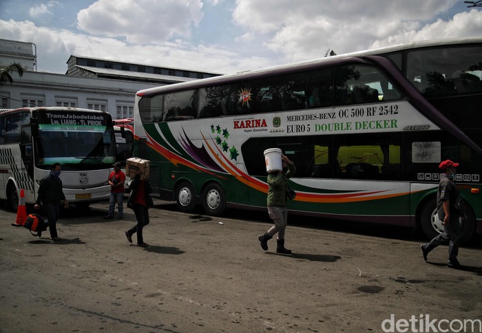 Jumlah penumpang bus di Terminal Tanjung Priok, Jakarta, menurun di momen libur nataru 2021. Penurunan jumlah penumpang bus itu terjadi akibat pandemi COVID-19.