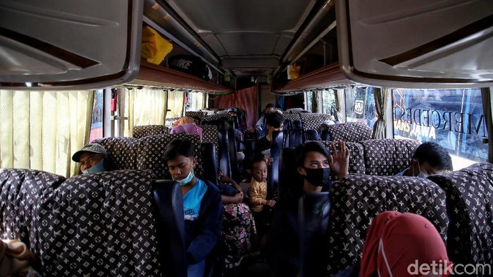 Jumlah penumpang bus di Terminal Tanjung Priok, Jakarta, menurun di momen libur nataru 2021. Penurunan jumlah penumpang bus itu terjadi akibat pandemi COVID-19.