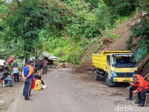 Petugas Singkirkan Tanah Longsor di Akses Alternatif Geopark Ciletuh