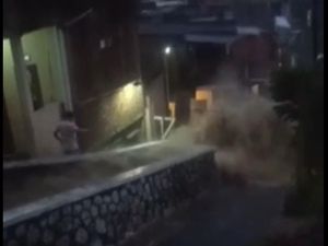 Ngeri! Luapan Air Sungai Terjang Permukiman Warga di Bandung