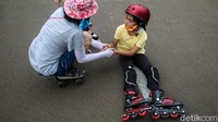 Tak harus bisa, beberapa anak juga baru belajar dan terus mendapat bimbingan agar dapat lancar bermain sepatu roda.