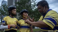 Seorang pelatih tengah memberikan arahan.