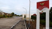 Jalanan mulus dan megahnya bangunan Pos Lintas Batas Negara yang modern itu menjadi daya tarik sendiri baik bagi wisatawan lokal ataupun mancanegara yang melintas disana.