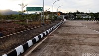 Tak heran, setelah di vermak Jokowi, beranda depan Indonesia itu mendadak jadi lokasi wisata baru bagi masyarakat sekitar.