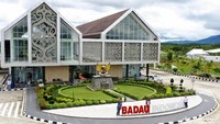 Traveler sedang asyik berfoto-foto di depan PLBN Badau, tepatnya persis di depan akses pintu masuk dari Malaysia yang menuju ke Indonesia.