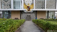 Lambang Negara Republik Indonesia, Burung Garuda juga ada dan ikut terpampang dengan gagahnya disebelah sisi dalam dan luar PLBN Nanga Badau. Tak sedikit masyarakat baik lokal ataupun wisatawan mancanegara yang berkunjung ke patung Burung Garuda untuk sekadar berfoto.