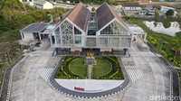Kemewahan dan kemegahan PLBN Badau ini juga menjadi satu kebanggan tersendiri bagi warga negara Indonesia yang tinggal di perbatasan.