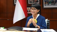 Menteri Luar Negeri Retno Marsudi juga pernah menjadi sasaran roasting Kiky Saputri. Foto: Kemenlu