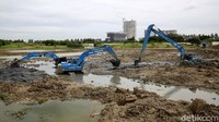 Sejumlah ekskavator Suku Dinas Daya Air (SDA) Jakarta Timur melakukan pengerukan lumpur sedimen Waduk Site C Jakarta Garden City (JGC), Cakung, Jakarta Timur.