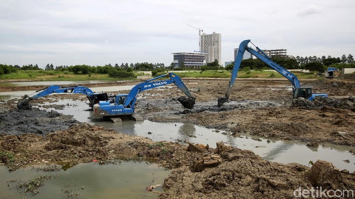Minimalkan Potensi Banjir, Waduk Site C JGC Dikeruk Waduk Site C Jakarta Garden City (JGC) di kawasan Cakung dikeruk. Pengerukan dilakukan untuk meminimalkan potensi banjir di wilayah tersebut.