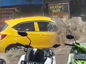 Mobil Terseret Arus Deras dan Terendam Banjir di Pasteur Bandung