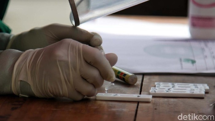Momen Penumpang Bus Jalani Rapid Test Antigen Sejumlah penumpang menjalani rapid test antigen di Terminal Tanjung Priok, Jakarta Utara. Rapid test antigen ini menjadi syarat penumpang perjalanan jarak jauh.