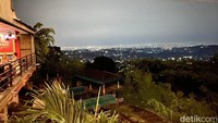 Dari meja, pengunjung akan dihadapkan langsung dengan langit gelap. Jika beruntung pengunjung bisa melihat bintang-bintang sambil makan.