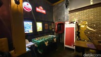 Berada di atas Bukit Gombel, Mr. K Cafe menggabungkan konsep indoor dan outdoor. Di bagian atas kafe, terdapat ruangan indoor luas dengan dinding yang dipenuhi mural Instagenic.