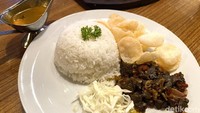 Bagi penggemar hidangan nasi dan makanan Indonesia, wajib coba menu Nasi Oseng Gulai Paru Puedes. Hidangan yang satu ini dibuat sederhana seperti masakan rumahan.