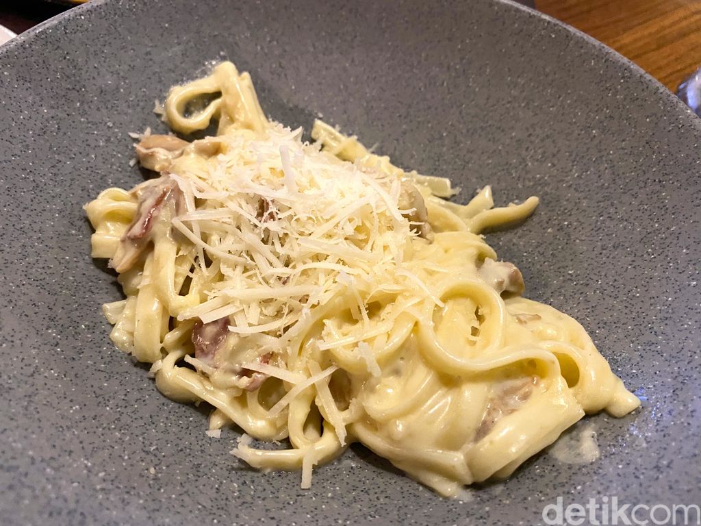 Mr. K Cafe: Makan Enak Bonus Panorama Kota Atas Semarang yang Keren