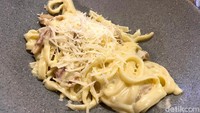 Bagi penggemar pasta, Mr. K Cafe juga terkenal dengan menu pastanya yang enak dan murah. Seperti Fettuccini Creamy Carbonara. Pastanya menggunakan fettuccini yang ditutupi dengan saus creamy dari carbonara.