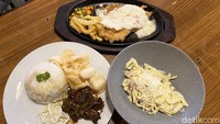 Meski tempatnya keren dan terkesan mewah, tapi kalau harga makanan dan minuman masih sangat terjangkau. Semua makanan dan minuman di sini menyesuaikan kantong mahasiswa.